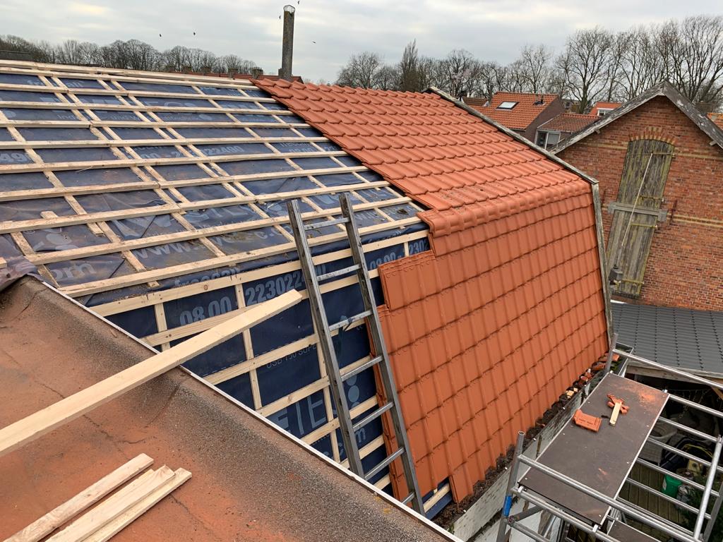 Dakkapel met nieuwe dakpannen en daklood, de panlatten links nog zichtbaar