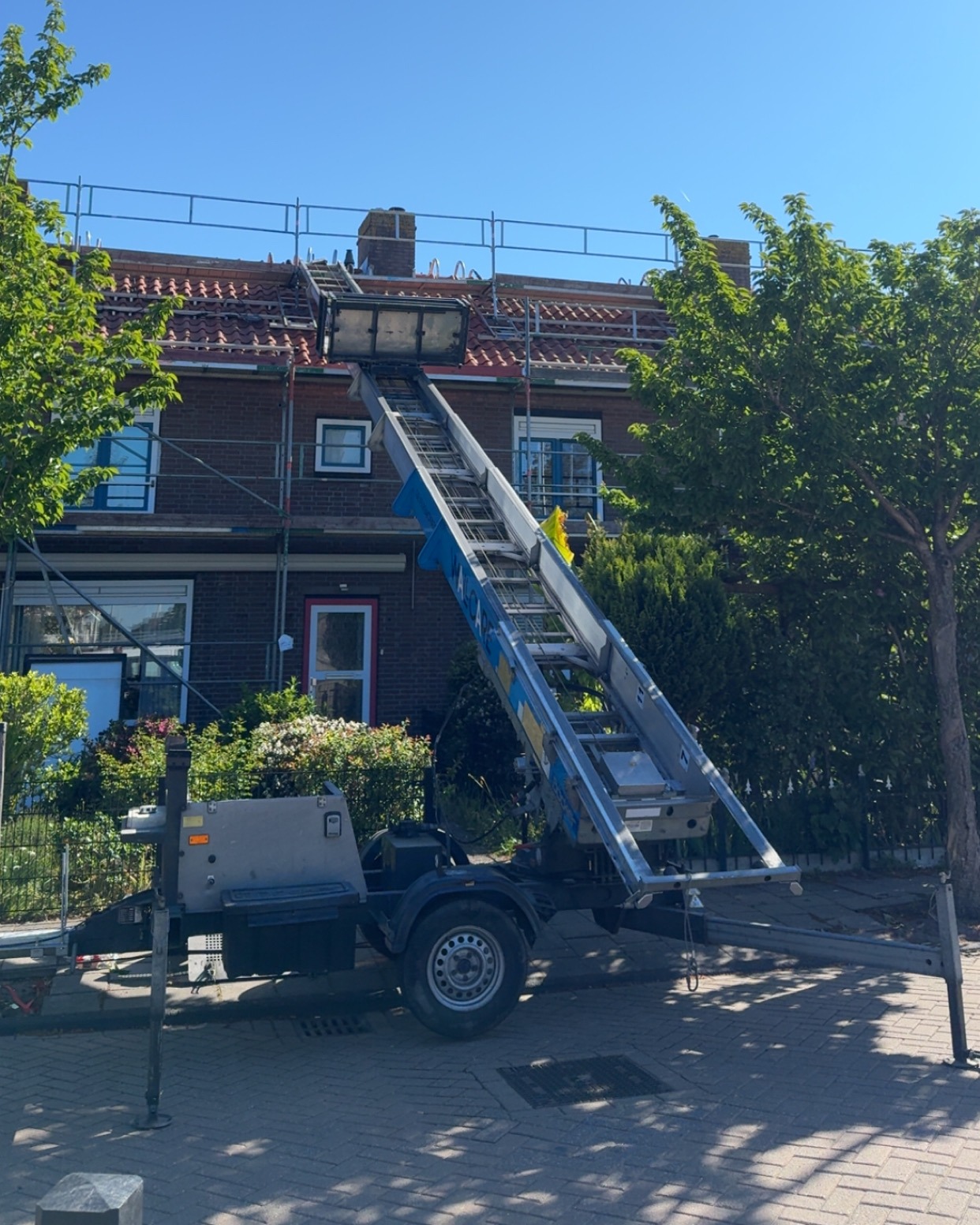 Ladderlift voor een rijtjeshuis waar de dakpannen worden vervangen